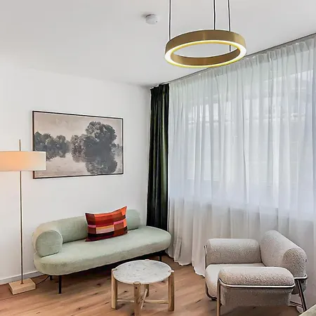 Chic Apartment, 1br For 2, Elegant Comfort, Center