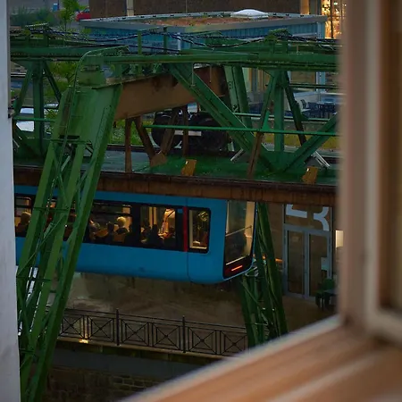 Chic City Apartment, 1Br For 2, Elegant Comfort, City Center Apartment