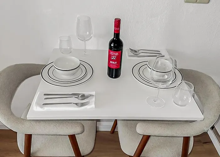 Chic City Apartment, 1Br For 2, Elegant Comfort, City Center Apartment *