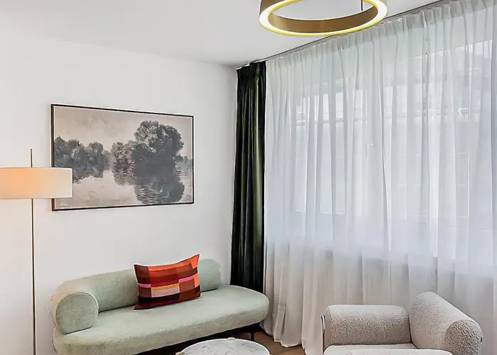 Chic City Apartment, 1Br For 2, Elegant Comfort, City Center