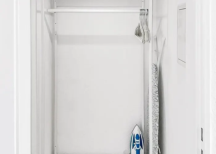 Chic City Apartment, 1Br For 2, Elegant Comfort, City Center *