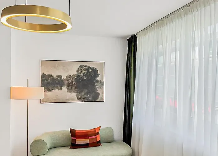 Chic City Apartment, 1Br For 2, Elegant Comfort, City Center Apartment